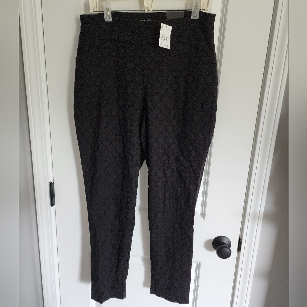 NWT Versona Black Skinny Pull On Pants